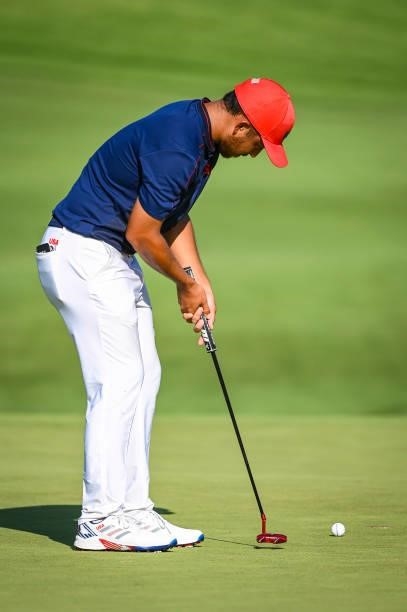 Xander Schauffele of Team USA makes a par putt to win the gold medal on the 18th hole green during the final round of Mens Individual Stroke Play...