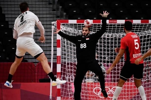 Egypt's goalkeeper Karim Hendawy tries to stop a shot during the men's quarterfinal handball match between Germany and Egypt of the Tokyo 2020...