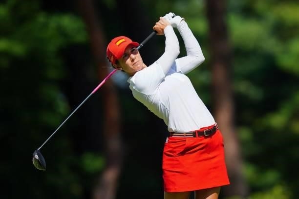 Spain's Azahara Munoz watches her drive from the 18th tee in round 1 of the womens golf individual stroke play during the Tokyo 2020 Olympic Games at...