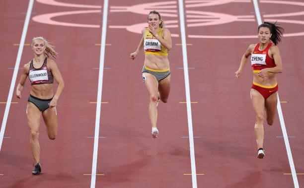 August 2021, Japan, Tokio: Athletics: Olympics, 200m, heptathlon, women, at the Olympic Stadium. Georgia Ellenwood from Canada, Vanessa Grimm from...