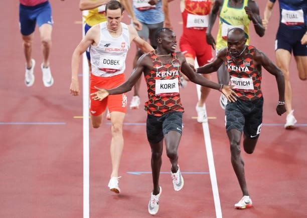 August 2021, Japan, Tokio: Athletics: Olympics, 800m, men, final, at the Olympic Stadium. Emmanuel Kipkurui Korir of Kenya finishes ahead of Ferguson...
