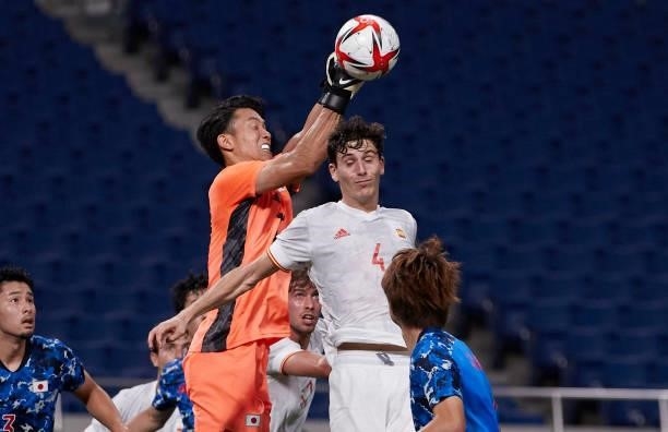 Kosei Tani of Japan gegen Pau Torres of Spain blocks the ball during the Men's Football Semi-final Match between Japan and Spain at Saitama Stadium...