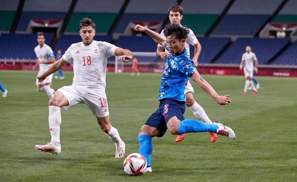 Oscar Gil of Spain and Reo Hatate of Japan battle for the ball during the Men's Football Semi-final Match between Japan and Spain at Saitama Stadium...