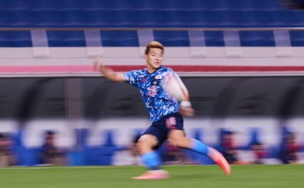 Ritsu Doan of Japan controls the ball during the Men's Football Semi-final Match between Japan and Spain at Saitama Stadium on August 3, 2021 in...