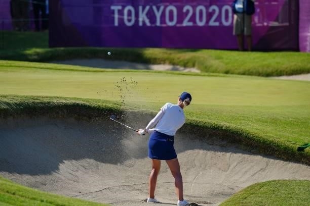S Nelly Korda plays a shot out of the bunker on the 18th hole in round 2 of the womens golf individual stroke play during the Tokyo 2020 Olympic...