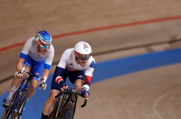 Britain's Matthew Walls and Italy's Elia Viviani compete in the men's track cycling omnium points race during the Tokyo 2020 Olympic Games at Izu...