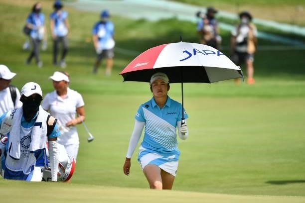 Japan's Mone Inami arrives at the 18th hole in round 3 of the womens golf individual stroke play during the Tokyo 2020 Olympic Games at the...
