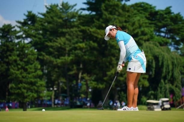 Japan's Mone Inami putts on the 18th green in round 3 of the womens golf individual stroke play during the Tokyo 2020 Olympic Games at the...