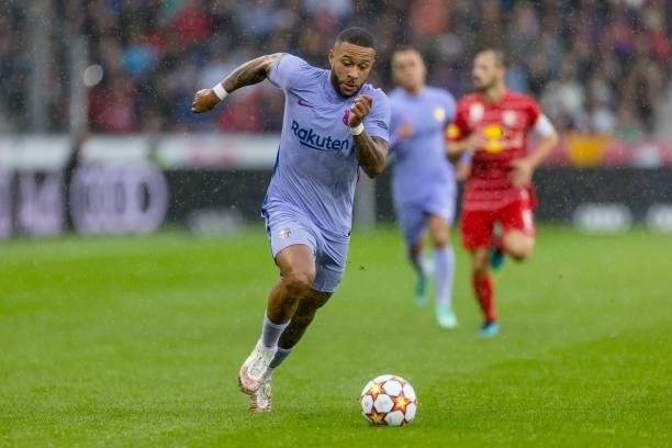 Memphis Depay of FC Barcelona controls the ball during the Pre-Season Friendly Match between FC Red Bull Salzburg and FC Barcelona at Red Bull Arena...