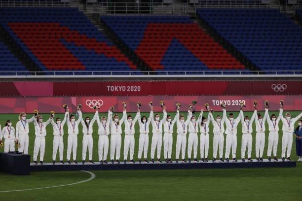 Bronze medalists of Team United States pose with their bronze medals during the Women's Football Competition Medal Ceremony on day fourteen of the...