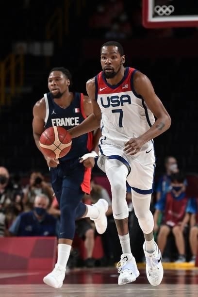 S Kevin Wayne Durant drives the ball in the men's final basketball match between France and USA during the Tokyo 2020 Olympic Games at the Saitama...