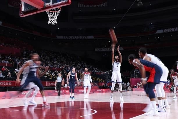 S Kevin Wayne Durant shoots the ball in the men's final basketball match between France and USA during the Tokyo 2020 Olympic Games at the Saitama...