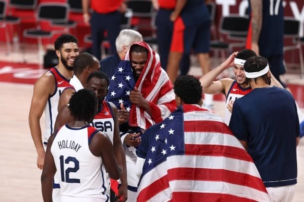 Kevin Durant of the USA Men's National Team celebrates with teammates after the game against the France Men's National Team during the Gold Medal...