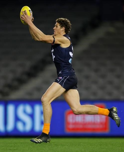 Charlie Curnow of the Blues marks the ball during the 2021 AFL Round 21 match between the Carlton Blues and the Gold Coast Suns at Marvel Stadium on...