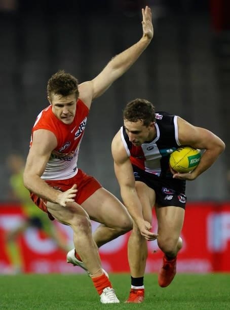 Luke Dunstan of the Saints and Luke Parker of the Swans in action during the 2021 AFL Round 21 match between the St Kilda Saints and the Sydney Swans...