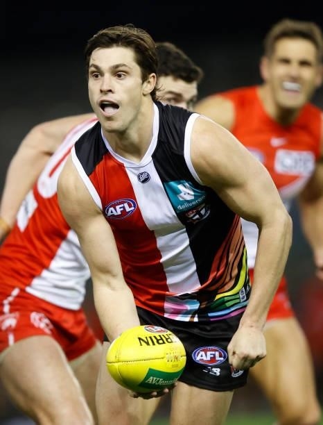 Jack Steele of the Saints handpasses the ball during the 2021 AFL Round 21 match between the St Kilda Saints and the Sydney Swans at Marvel Stadium...
