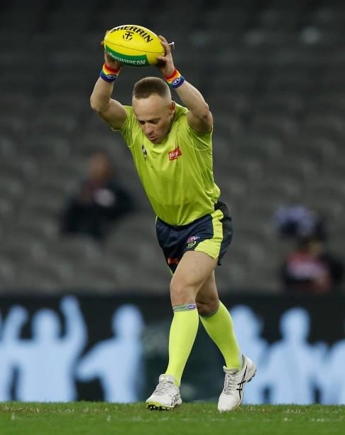 Field Umpire, Ray Chamberlain officiating in game 350 is seen during the 2021 AFL Round 21 match between the St Kilda Saints and the Sydney Swans at...