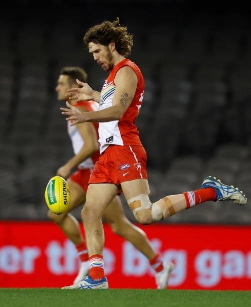 Tom Hickey of the Swans in action during the 2021 AFL Round 21 match between the St Kilda Saints and the Sydney Swans at Marvel Stadium on August 7,...