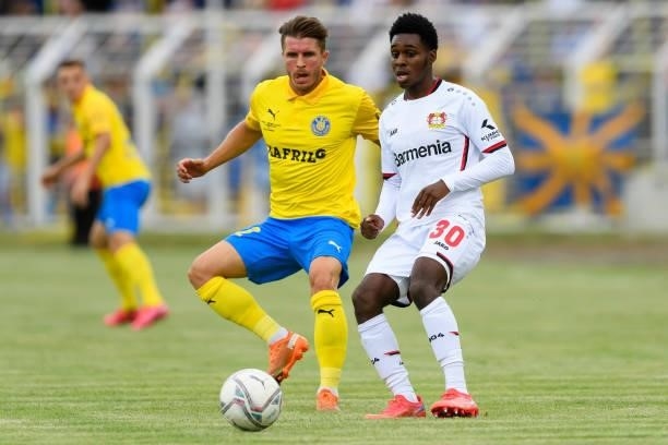 Maik Salewski of 1. FC Lokomotive Leipzig and Jeremie Frimpong of Bayer 04 Leverkusen battle for the ball during the DFB Cup first round match...