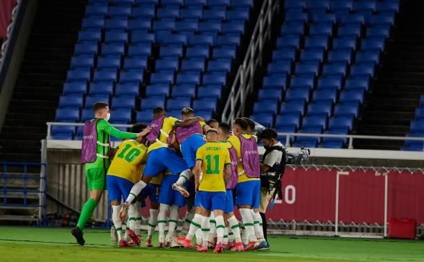 The brasilian Team celebrates after scoring the goal to 1:0 during the Men's Gold Medal Match between Brazil and Spain on day fifteen of the Tokyo...
