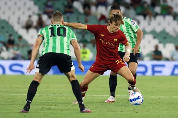 Edoardo Bove of AS Roma during the pre-season friendly match between Real Betis and AS Roma at Benito Villamarin in Seville, Spain, on August 7, 2021.