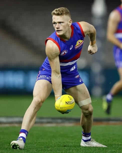 Adam Treloar of the Bulldogs handpasses the ball during the 2021 AFL Round 21 match between the Western Bulldogs and the Essendon Bombers at Marvel...