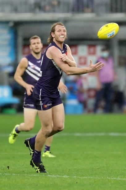 David Mundy of the Dockers handpasses the ball during the 2021 AFL Round 21 match between the Fremantle Dockers and the Brisbane Lions at Optus...