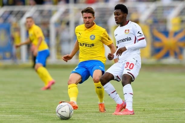Maik Salewski of 1. FC Lokomotive Leipzig and Jeremie Frimpong of Bayer 04 Leverkusen battle for the ball during the DFB Cup first round match...