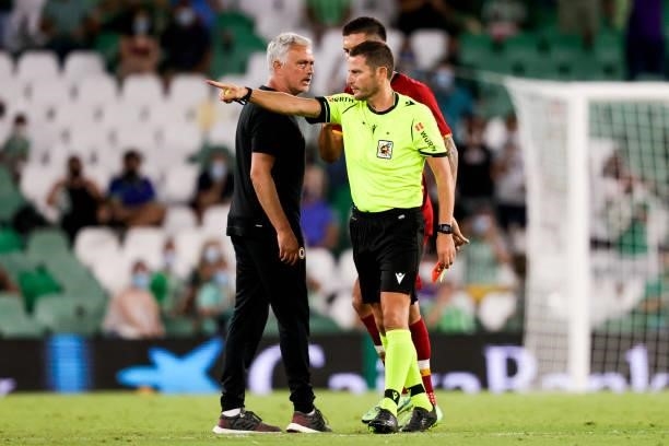 Coach Jose Mourinho of AS Roma, referee Jorge Figueroa Vazquez, Lorenzo Pellegrini of AS Roma during the Club Friendly match between Real Betis...
