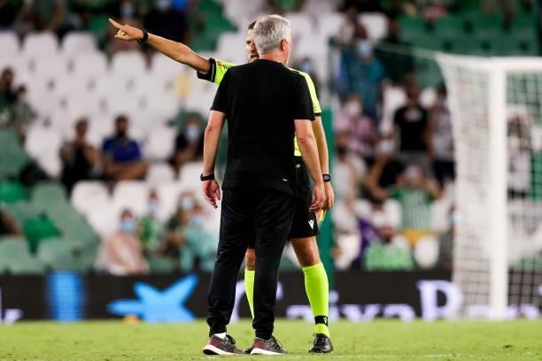 Coach Jose Mourinho of AS Roma, referee Jorge Figueroa Vazquez during the Club Friendly match between Real Betis Sevilla v AS Roma at the Estadio...