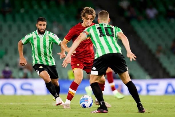 Sergio Canales of Real Betis, Edoardo Bove of AS Roma during the Club Friendly match between Real Betis Sevilla v AS Roma at the Estadio Benito...