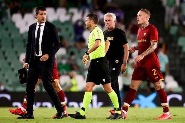 Coach Jose Mourinho of AS Roma, referee Jorge Figueroa Vazquez, Rick Karsdorp of AS Roma during the Club Friendly match between Real Betis Sevilla v...
