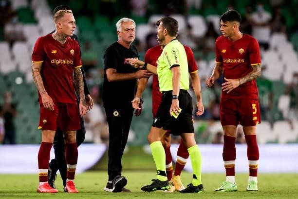 Coach Jose Mourinho of AS Roma, referee Jorge Figueroa Vazquez, Rick Karsdorp of AS Roma during the Club Friendly match between Real Betis Sevilla v...
