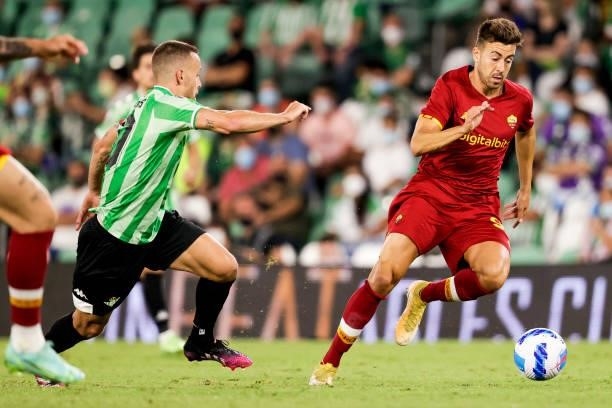 Sergio Canales of Real Betis, Stephan El Shaarawy of AS Roma during the Club Friendly match between Real Betis Sevilla v AS Roma at the Estadio...