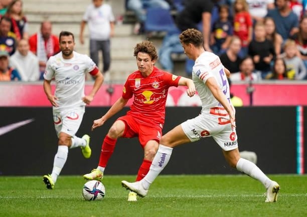 Brenden Russell Aaronson of FC Red Bull Salzburg in action against Eric Martel of FK Austria Wien during the Admiral Bundesliga match between FC Red...