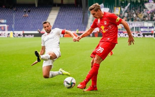 Markus Suttner of FK Austria Wien in action against Maximilian Woeber of FC Red Bull Salzburg during the Admiral Bundesliga match between FC Red Bull...