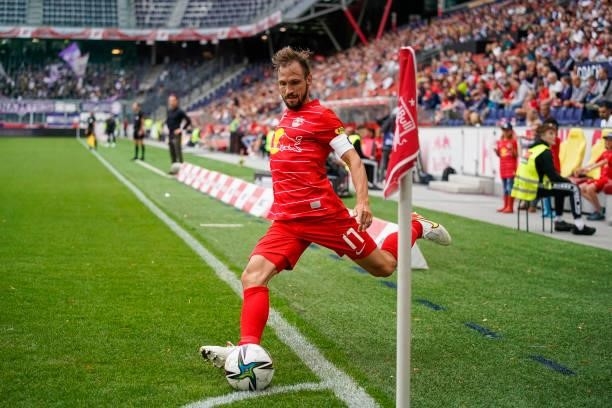 Andreas Ulmer of FC Red Bull Salzburg executes a corner during the Admiral Bundesliga match between FC Red Bull Salzburg and Austria Wien at the Red...