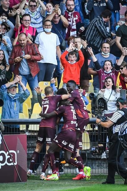 Fabien CENTONZE of Metz celebrate his goal with teammates during the Ligue 1 football match between Metz and Lille at Stade Saint-Symphorien on...