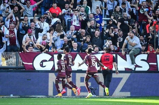 Fabien CENTONZE of Metz celebrate his goal with teammates during the Ligue 1 football match between Metz and Lille at Stade Saint-Symphorien on...