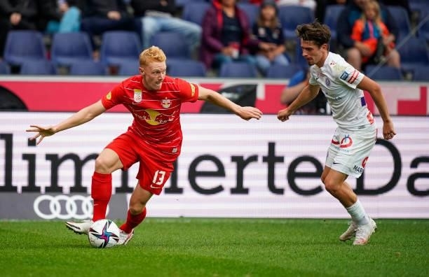 Nicolas Seiwald of FC Red Bull Salzburg in action against Dominik Fitz of FK Austria Wien during the Admiral Bundesliga match between FC Red Bull...