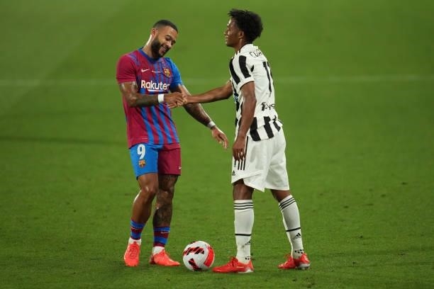 Memphis Depay of FC Barcelona and Juan Cuadrado of Juventus during the Joan Gamper Trophy match between FC Barcleona and Juventus played at Johan...