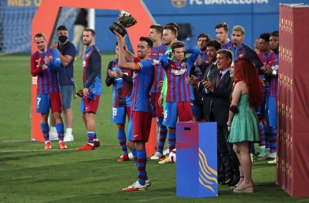 Sergio Busquets with the Joan Gamper trophy at the end of the match between FC Barcelona and Juventus, corresponding to the friendy Joan Gamper...