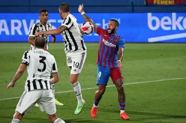 Leonardo Bonucci and Memphis Depay during the match between FC Barcelona and Juventus, corresponding to the friendy Joan Gamper Trophy, played at the...
