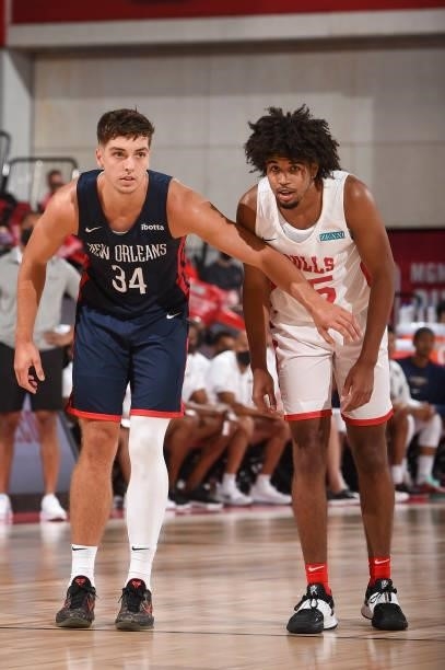 Daulton Hommes of the New Orleans Pelicans and Ethan Thompson of the Chicago Bulls fight for position during the 2021 Las Vegas Summer League on...