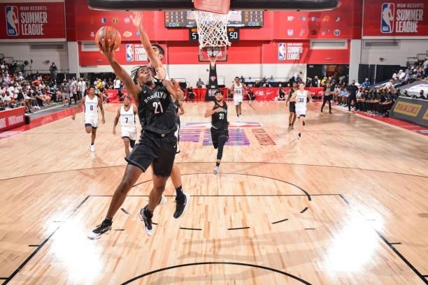 DayRon Sharpe of the Brooklyn Nets drives to the basket during the 2021 Las Vegas Summer League on August 9, 2021 at the Cox Pavilion in Las Vegas,...