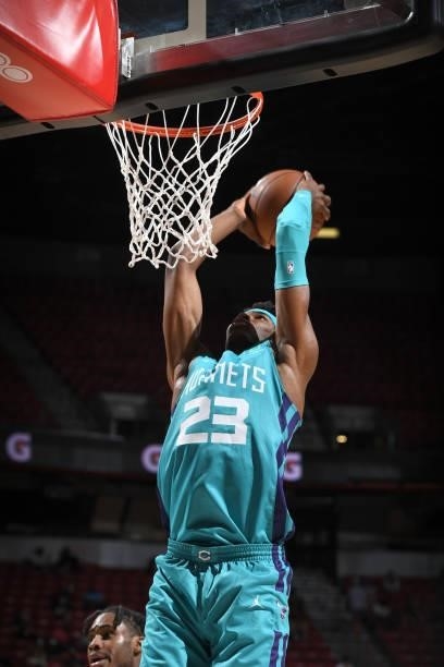 Kai Jones of the Charlotte Hornets dunks the ball during the game against the Sacramento Kings during the 2021 Las Vegas Summer League on August 9,...