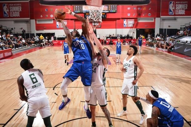 Daniel Oturu of the LA Clippers drives to the basket against the Milwaukee Bucks during the 2021 Las Vegas Summer League on August 9, 2021 at the Cox...