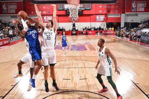 Jay Scrubb of the LA Clippers drives to the basket against the Milwaukee Bucks during the 2021 Las Vegas Summer League on August 9, 2021 at the Cox...