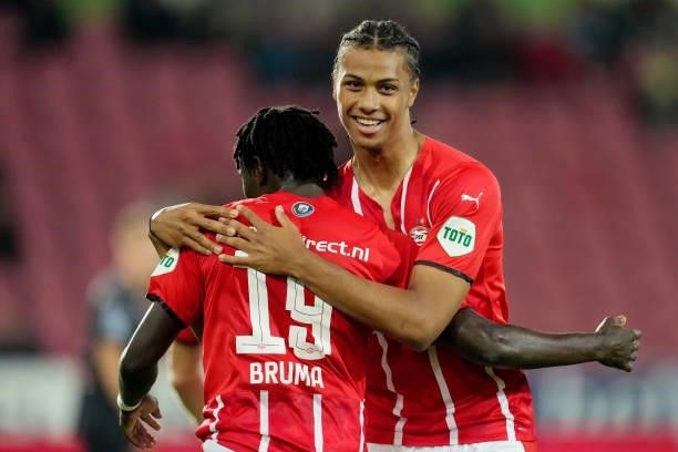 Bruma of PSV celebrates 0-1 with Fode Fofana of PSV during the UEFA Champions League match between FC Midtjylland v PSV at the Arena Herning on...
