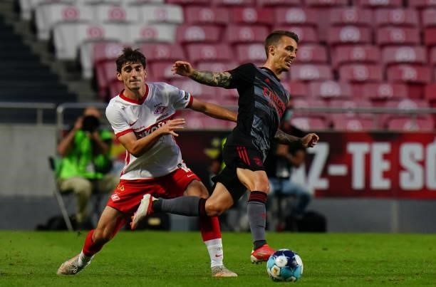 Alex Grimaldo of SL Benfica with Zelimkhan Bakaev of Spartak Moskva in action during the UEFA Champions League : Third Qualifying Round Leg Two match...